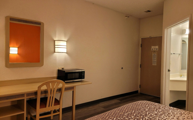 Modern Stay 39 Lakeview By OYO Minonk Garden