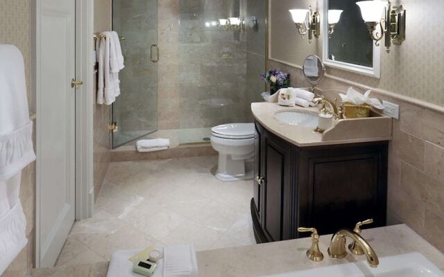 Madison Beach Hotel, Curio Collection by Hilton