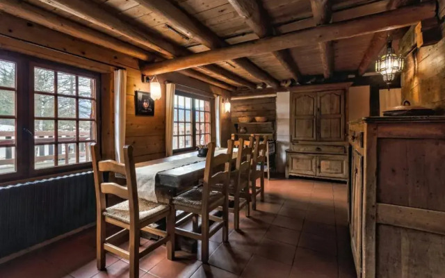4BR Traditional Chalet BBQ + Fireplace + View