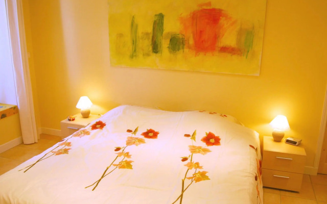 Lovely Country Cottage in Valreas with Swimming Pool