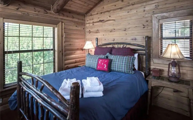Buena Vida - Three Bedroom Cabin with Hot Tub