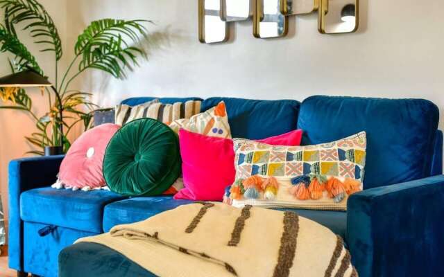 House - Sleeps up to 9 & Free Parking