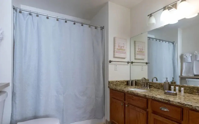 Amazing Family Townhouse Minutes From the Parks
