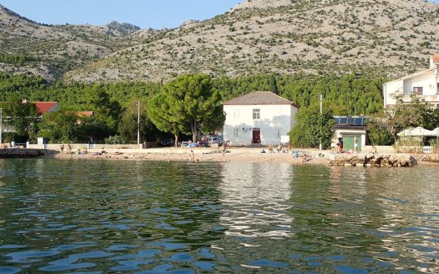 Apartment Tinka-with Beautiful Garden Area
