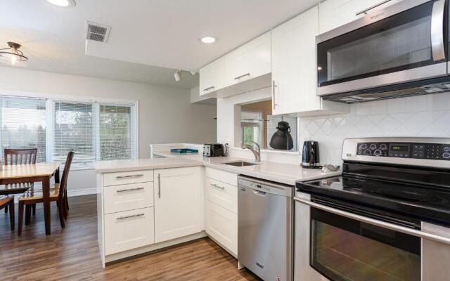 Wintergreen Retreat with Private Sauna & Patio 82291