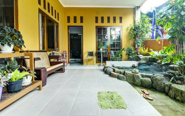 OYO HOMES 91242 Desa Wisata Cibuntu Kuningan Syariah