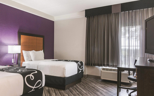 La Quinta Inn & Suites by Wyndham Orlando Airport - Image 5
