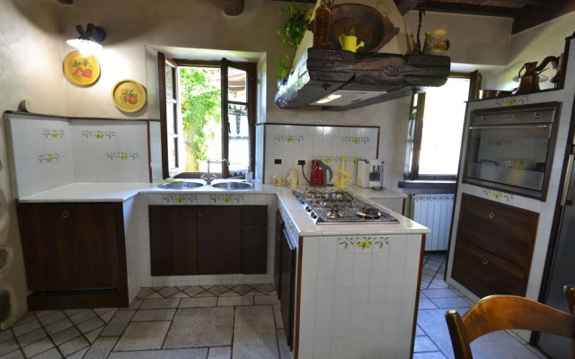 Lovely Farmhouse in Castiglione di Garfagnana with Hot Tub