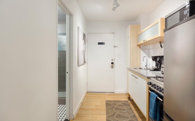 CPG Serviced Studio w Full Kitchen in Quiet Neighborhood