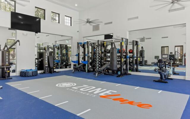 CozySuites Glendale with pool  04 and 18