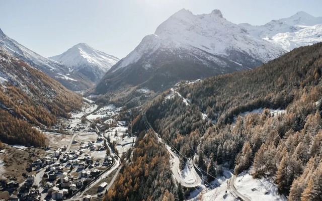 Waldhotel Fletschhorn - Panoramic Retreat in Saas Fee
