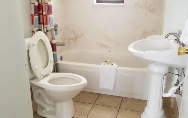 Home Style Apartments - 1 & 3 BR Suites with Full Kitchen
