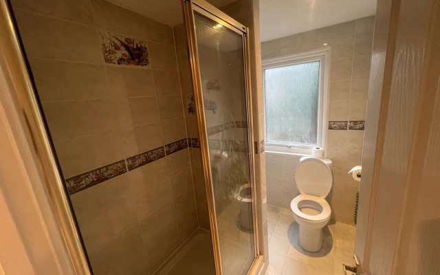 Luxury 4 bed House Sleeps 8, Enjoy in Comfort