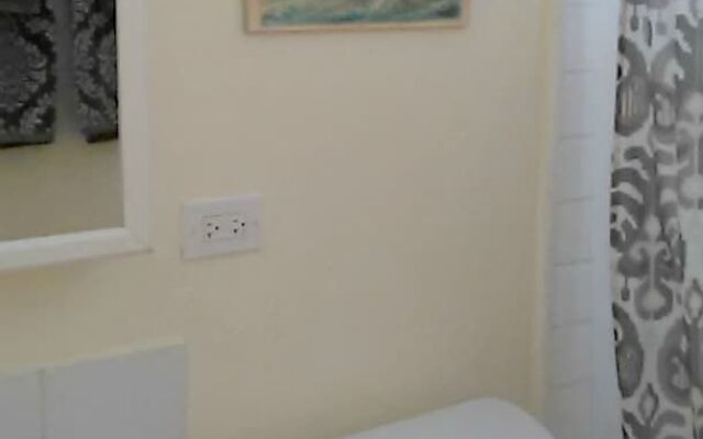 Renovated one bedroom 2 min to the beach