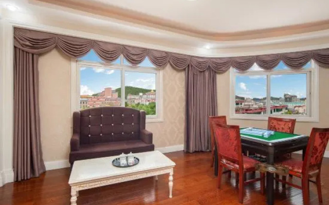 Gilleteng Shangri-La Hotel (Dukezong Ancient City Longtan North Road)