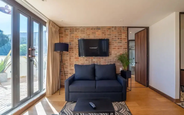 Stylish 2 Masters w Patio View