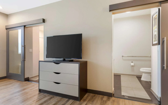 GLō Best Western Dallas South DeSoto