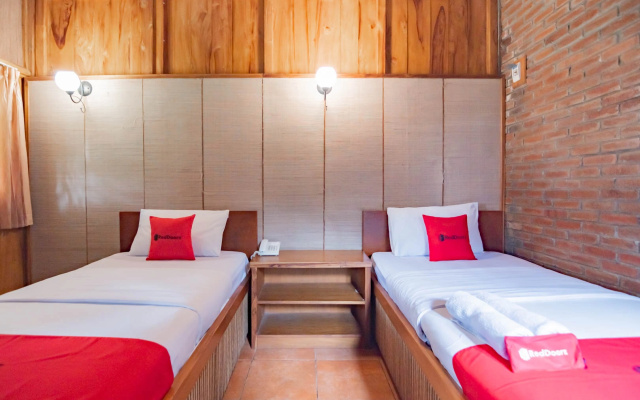 RedDoorz Premium @ Joglo Garut Cottage Syariah – Guest Rooms – Garut