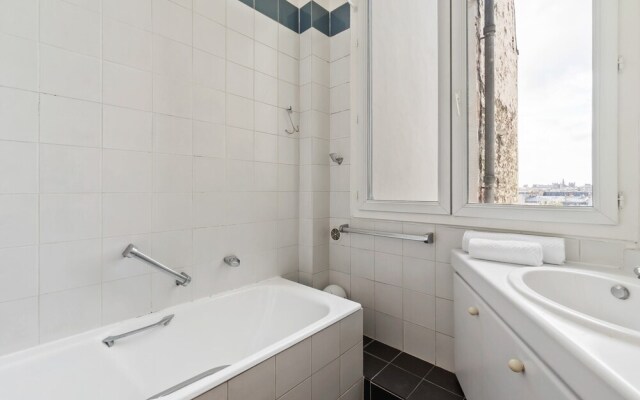 Stylish Vintage 3BR Apartment in Le Marais by GuestReady