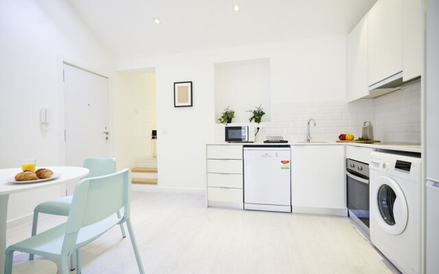 Altido Fabulous 3-Br Apartment In Western Lisbon