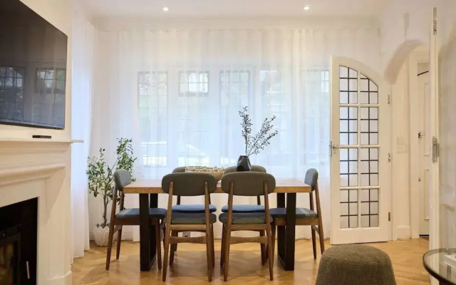 The Charm of Chelsea - Modern 4bdr With Shared Courtyard