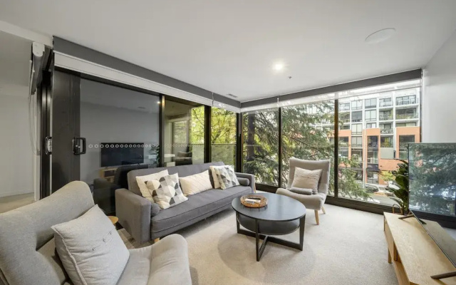 Chic Inner-city 2-bed Abode With Pool, Gym & Sauna
