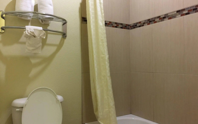 Pearsall Inn & Suites