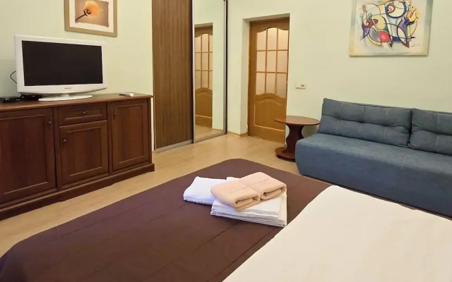 Апартаменты Home-Hotel, ул. Большая Житомирская, 4В