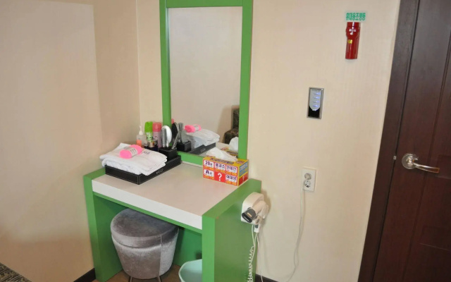 Goodstay Jeonju Wooshin Hotel