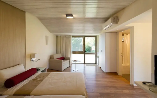Shefayim Hotel