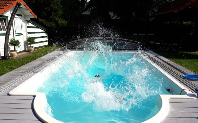 Bed & Pool