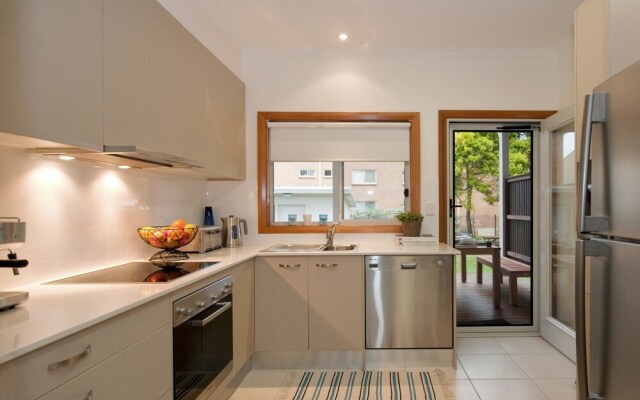 Florida, Helios, 3/5 Lillian Street