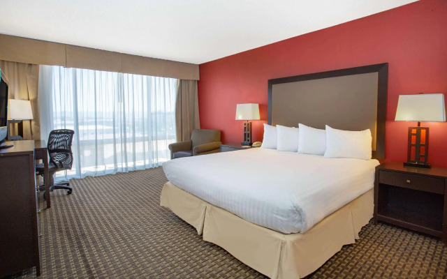 Holiday Inn Express & Suites Phoenix Midtown by IHG
