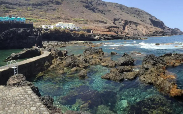 Primera línea en piscinas naturales.