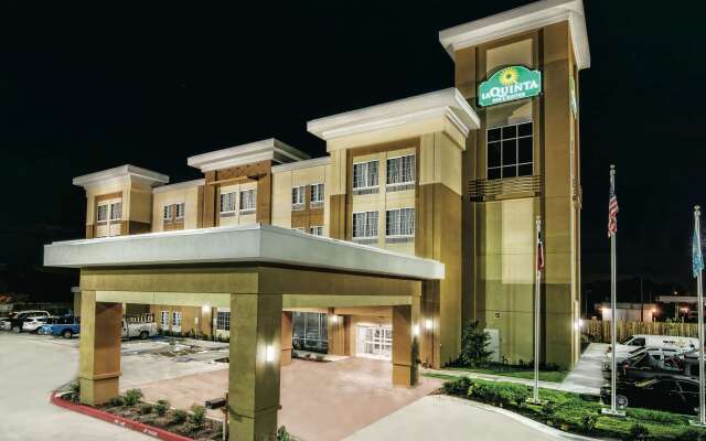 La Quinta Inn & Suites by Wyndham Victoria - South