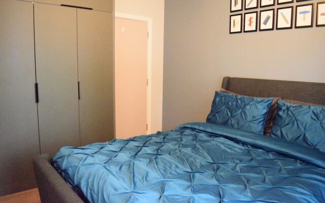 Modern 1 Bedroom Apartment With Balcony