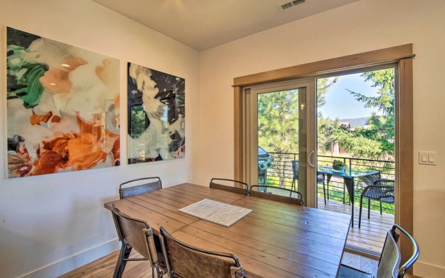 Charming Cle Elum Townhome w/ Balcony & Views