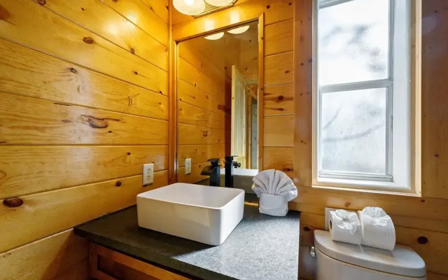 Outlaw Rose Cabin for 8!