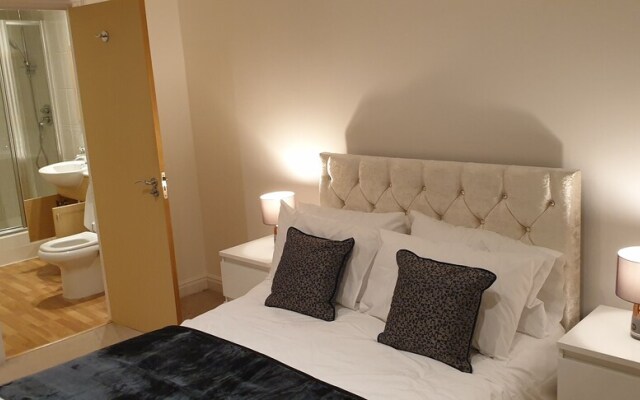 Royal Oak Apartment in Manchester Central Location
