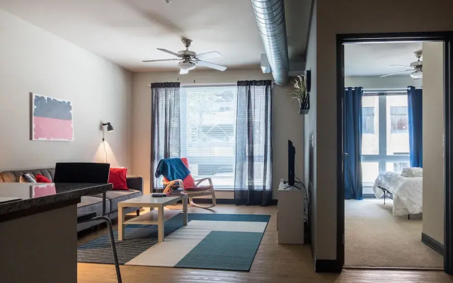 1 BR Downtown Loft Near Fiserv Forum by Frontdesk