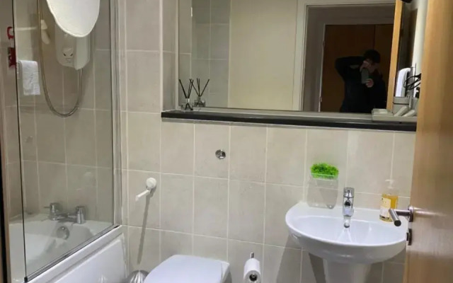 City Centre 2 bedroom apartment, secure parking.