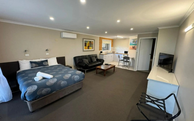 Blue Whale Motor Inn & Apartments