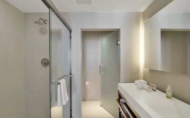Sapphire Suite Beachfront, Gym + Pool!