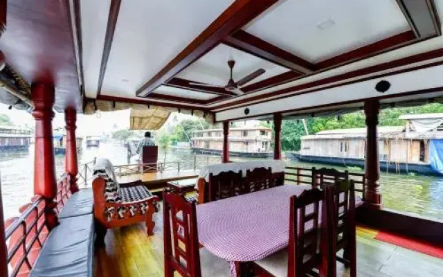 OYO 25089 Gold River Indraprastha Houseboat