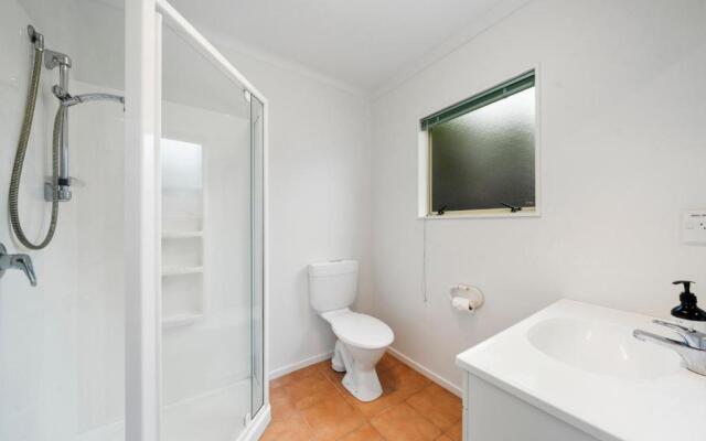 Bare Feet Retreat - Waikanae Beach Holiday Home