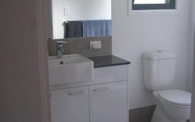 16 Ibis Court - Rainbow Shores, Beautiful, Private and Peaceful, Wi-fi – Bathroom – Rainbow Beach