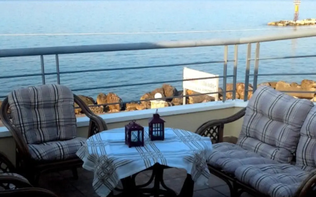 Apartment With in Kiato With Wonderful sea View and Enclos
