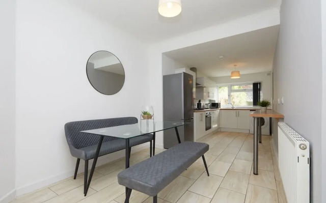 2 Bed Derby House- Parking - Rolls Royce