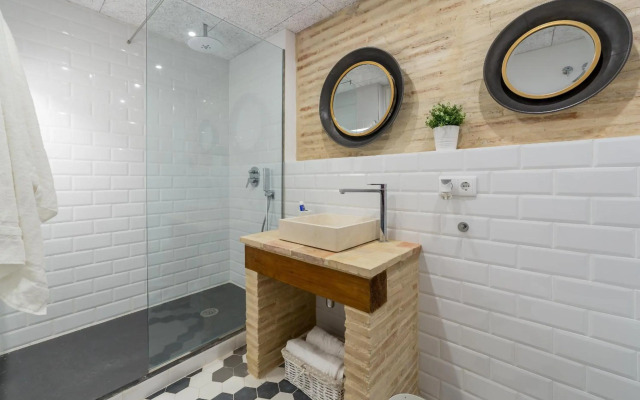 CENTER-Luxurious 1BR, 1BA-Terrace, WI-FI, A/C