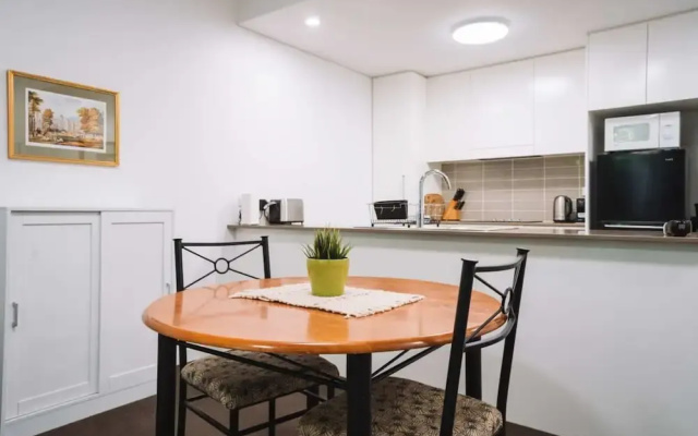 Comfy 1-bed With Spacious Courtyard & Parking